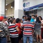 Decenas de personas llenaron las farmacias porteñas en busca de mascarillas.