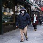 Personas usan mascarillas al caminar por el barrio chino de Nueva York.