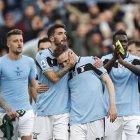 Felipe Caicedo (d) celebra el triunfo del Lazio ante el Bolonia.
