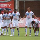 Los jugadores del Olmedo festejan tras marcar el segundo gol en el campo del Independiente del Valle.