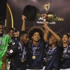 Los jugadores de Independiente del Valle sub-20 celebran la obtención del cetro.