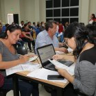Cientos de padres de familia acuden desde ayer a las sedes educativos para solicitar el traslado de colegios de sus hijos.  En la Zona 8 son atendidos por 151 operadores.