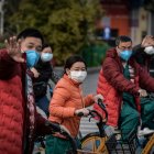 WUHAN. Un grupo de personas saluda a la distancia, con las manos. En el epicentro del coronavirus, se han desacostumbrado a la proximidad.