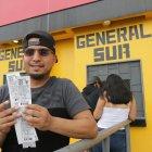 Un hincha muestra entusiasmado sus entradas para el partido de mañana entre Barcelona e Independiente del Valle.

PERIODISTA : CARLOS ANCHUNDIA 

FECHA : 03/03/2020 

Agencia (ag-extra)