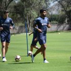 Rodrigo Aguirre (derecha) ya está habilitado para jugar con Liga de Quito.