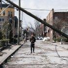 NASHVILLE.- Árboles caídos, postes movidos, edificaciones estropeadas. Así quedó esta población estadounidese, luego de la series de tornados que irrumpieron el martes.