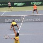 Duerante el segundo día de entrenamientos del equipo ecuatoriano Copa Davis en Miki, Japón, se practicó los singles y dobles. En la foto, al fondo Emilio Gómez y Roberto Quiroz ante Diego Hidalgo y Cayetano March.