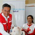 Azaí junto a personal de la Cruz Roja del Guayas.