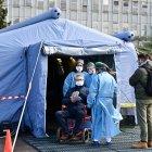 Un hombre recibe asistencia pre-triaje delante del hospital de Cremona, en el norte de Italia.