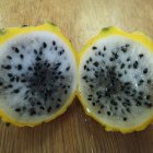 El fruto delicioso es también de color amarillo.