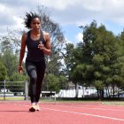 La velocista Ángela Tenorio durante un entrenamiento en la pista de Los Chasquis.