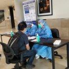 Personal de salud brinda apoyo en puntos estratégicos en el Aeropuerto de Quito. El Ministerio aumentó el personal en arribos nacionales, internacionales y tránsito de pasajeros.