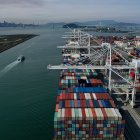 En Oakland se reduce la carga y el negocio portuario y naviero.