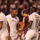 Antonio Valencia (izquierda) felicita a Cristian Martínez Borja tras el segundo gol de los albos.