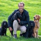 James Middleton acompañado de algunos de sus perros.