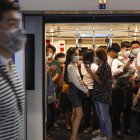 BANGKOK. El uso de mascarillas se ha vuelto una necesidad en casi todo el mundo. Más que una moda, es un arma para evitar el contagio.