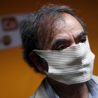 El empresario chileno Óscar Silva es visto con una de las máscaras con finos hilos de cobre incrustado hechas por la empresa familiar CoureTex, durante una entrevista el pasado jueves en las instalaciones de la compañía, situada en la ciudad costera de Valparaíso (Chile). Una mascarilla reutilizable con finos hilos de cobre incrustados es la propuesta de un negocio familiar chileno ante la creciente epidemia de coronavirus, el cual ha multiplicado por 25 su producción en tres semanas tras recibir decenas de millones de pedidos de todo el mundo. La incorporación de cobre puro dentro del tejido de la máscara funcionaría como una barrera para impedir la transmisión de bacterias, hongos y virus. Tras adquirir una "patente de invención" en 2018, los dueños de la chilena Couretex aseguran que son la única compañía que fabrica este tipo de producto en todo el mundo. EFE/Alberto Valdes CHILE CORONAVIRUS