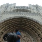 En la fachada de la iglesia hay una malla metálica para evitar que los desprendimientos de los adornos lastimen a los transeúntes.