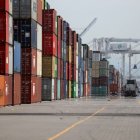 En todos los puertos del mundo hay represamiento.