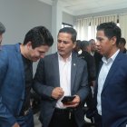 Luis Muentes (c), presidente de la Asociación Ecuatoriana de Árbitros, dialoga con dos colegas suyos luego de expresar las inconformidades de su gremio.