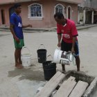 En Muisne, uno de los territorios con menor acceso a servicios básicos, los habitantes aún deben sacar agua de las alcantarillas para sus quehaceres diarios.