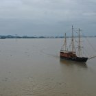 Insignia. El barco pirata Morgan pesa 120 toneladas y fue construido en la ciudad en 2003. En octubre de ese año se iniciaron sus recorridos.