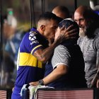 Diego Armando Maradona y su beso con Carlos Tévez, un nuevo capítulo en la vida del polémico astro argentino.