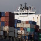 Los contenedores se acumulan en Hong Kong