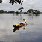 Daule. En los recintos, debido al agua acumulada en las calles, las familias pueden movilizarse solo en canoas.
