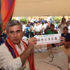 La Unidad de las Izquierdas organizó un ejercicio de elecciones primarias en las que Alberto Acosta, representante de Montecristi Vive, ganó la candidatura presidencial para el 2013.  En la imagen, Juan Vizueta ejerce su derecho al voto en el proceso interno en la Universidad de Guayaquil.