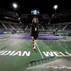 Un trabajador del torneo limpia la cancha del torneo luego de una llovizna. El Open se canceló y no tiene fecha de reinicio.