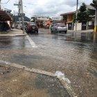 El agua salía a chorros en la calle Guayacanes.