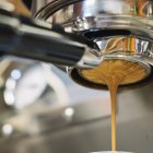 La cafeína, presente en el café, el té y otras sustancias, tiene efectos en la mente humana.