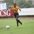 Frank Mina perdió sus dos brazos, pero es un ejemplo de superación en el deporte.