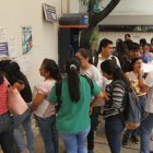 Un grupo de estudiantes de la Facultad de Ciencias Médicas se volcó a las ventanillas de la unidad académica en busca de un tutor para su proceso de titulación.
