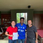 El delantero azul (c) junto al presidente del equipo millonario, Nassib Neme.