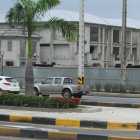 En la zona. Pese a la molestia del mal olor, se levantan construcciones.