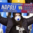 Los hinchas del Barcelona de España o del Napoli que tenían entradas para el partido de Champions League deberán pedir reembolso tras la medida de jugar sin público.