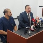 El doctor Carrasco (d) explica los alcances de la decisión de la Federación. Lo acompaña el médico Juan Carlos Estrada también miembro del gremio.