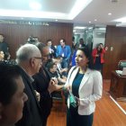 La presidenta del CNE, Diana Atamaint conversa con Pablo Dávila en la sesión que validó las firmas