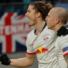 Marcel Sabitzer (I) celebra uno de sus dos goles ante el Tottenham por Champions League.