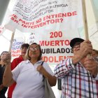 Los jubilados de la Universidad de Guayaquil realizaron un plantón en el Palacio de Justicia.