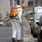Un trabajador realiza el saneamiento de carreteras y aceras, en Padua, Italia, que tiene el mayor número de contagiados y muertes en Europa.