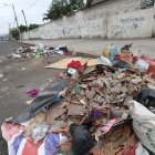Hecho. En diferentes sectores de la ciudad se observa basura regada. Los desechos se juntan con charcos formados por la lluvia.
