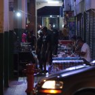 La limpieza se hace a medias.- Al coronavirus no lo detiene el pánico, sí la limpieza; y en Guayaquil es a medias. En los comedores informales se come sin ninguna inquietud. En la Iglesia católica el intercambio de la Paz, se da la mano, besos y abrazos. Y la hostia aún se da en la boca.