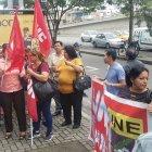 Un grupo de maestros protestó hoy en los exteriores de la Dirección Regional de la Contraloría General del Estado en Guayaquil.
