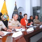 La ministra de Gobierno María Paula Romo, el comandante de Policía Patricio Carrillo y otras autoridades, anunciaron los resultados del operativo.