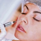 El relleno con ácido hialurónico es indoloro.