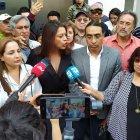 La prefecta de Pichincha, Paola Pabón, y Virgilio Hernández llegaron junto a otros militantes de la revolución ciudadana a la Contraloría.