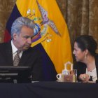 El presidente Lenín Moreno conversar con la ministra de Gobierno, María Paula Romo.